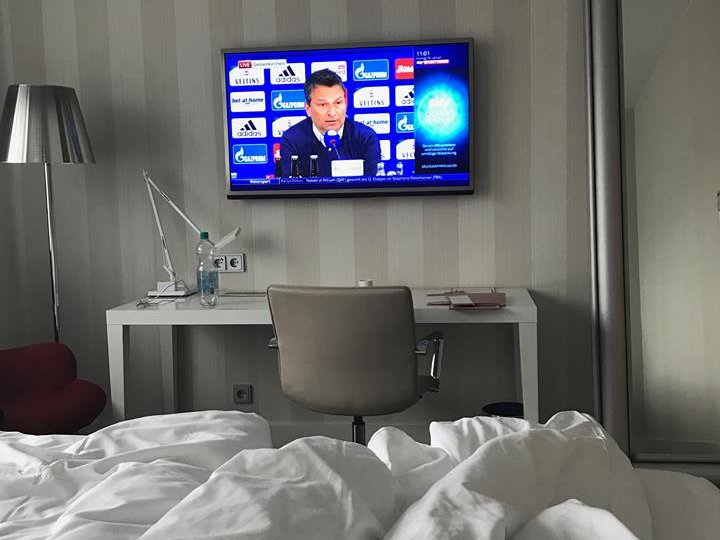 Leben im Hotel: Ein Sportwetten Experte verfolgt Fußballspiele live weltweit und ist immer vorne mit dabei.