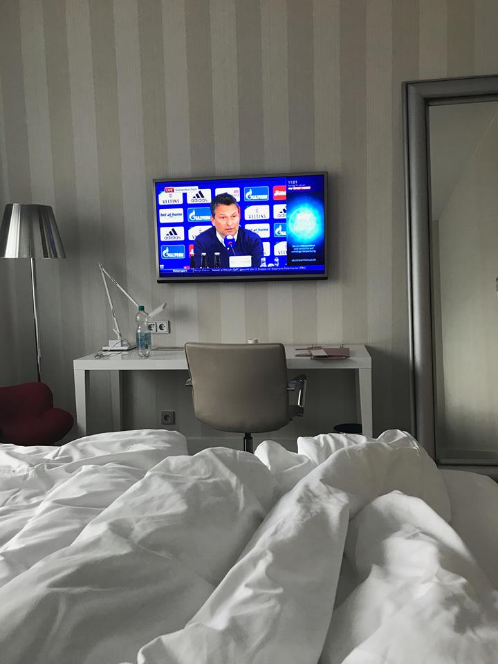 Leben im Hotel: Ein Sportwetten Experte verfolgt Fußballspiele live weltweit und ist immer vorne mit dabei.