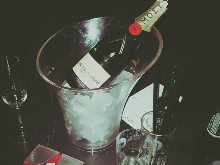 Ein Fußball Wetten Experte bzw. Sportwetten Profi muss bei Partys / Feiern nicht auf das Geld achten. So kannst auch du so einen Lifestyle führen.
