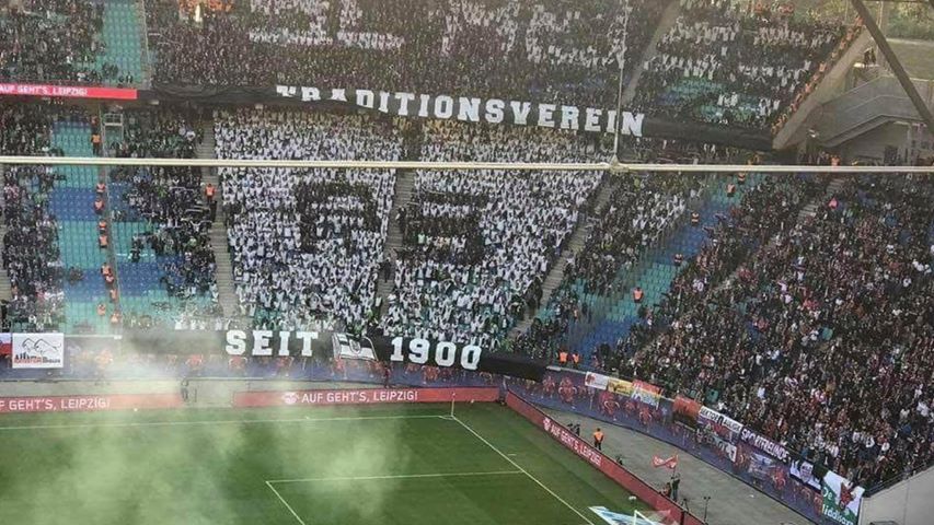 Du besuchst gerne das Fußball Stadion und bist bei Spielen live mit dabei? Erfahre wie du deine Stadionbesuche mit Sportwetten finanzieren kannst.